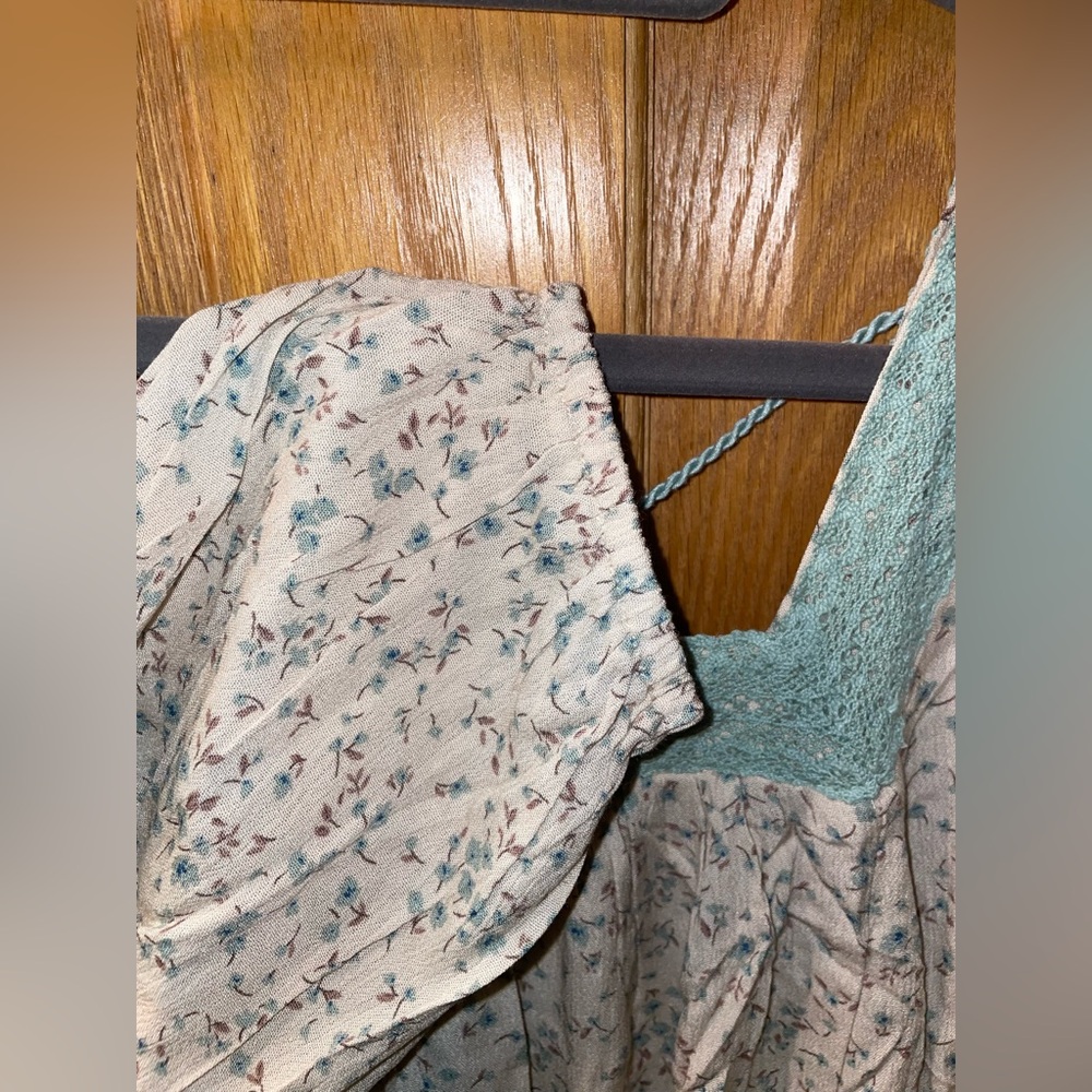 Hem & Thread Floral Top - Picture 4 of 7